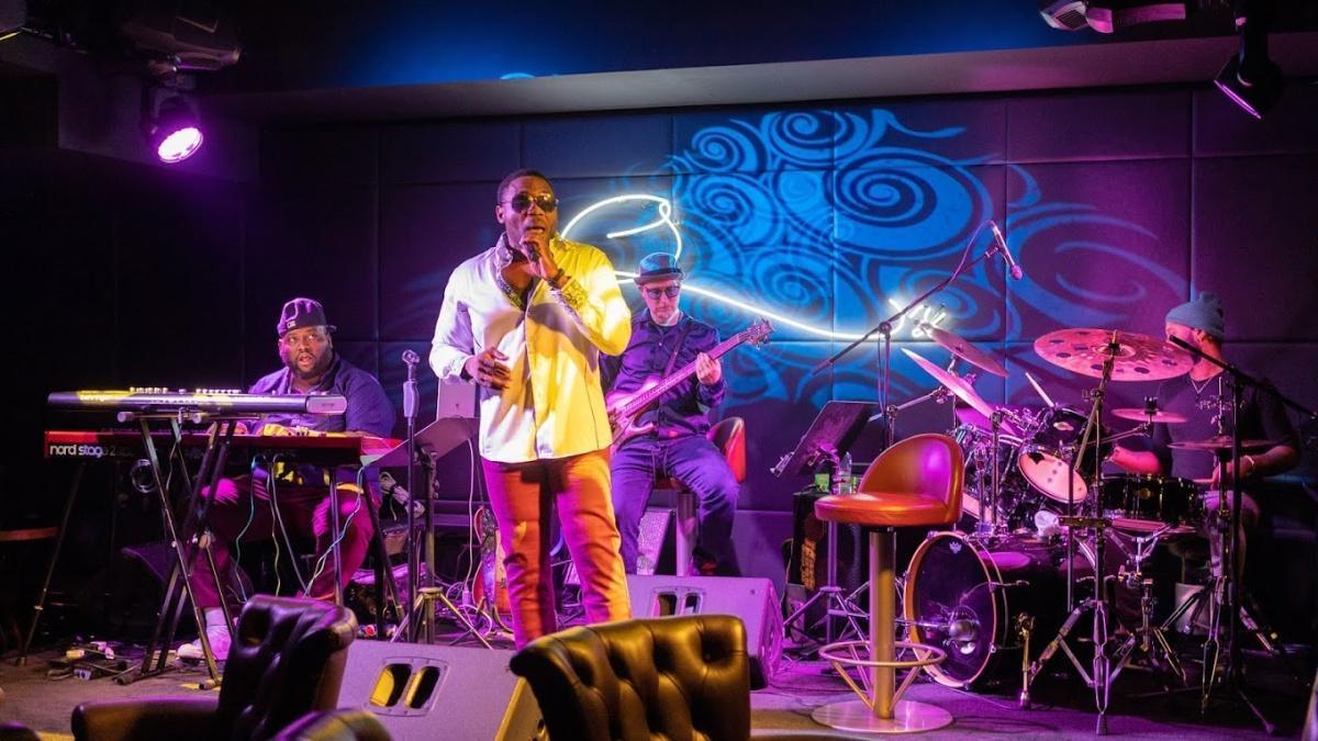 Q'S BAR AND LOUNGE