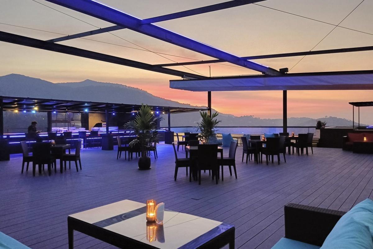 SKY LOUNGE • VIEWPOINT SKY LOUNGE • VIEWPOINT