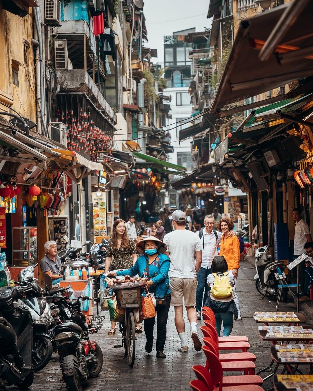 WANDER THE OLD QUARTER WANDER THE OLD QUARTER