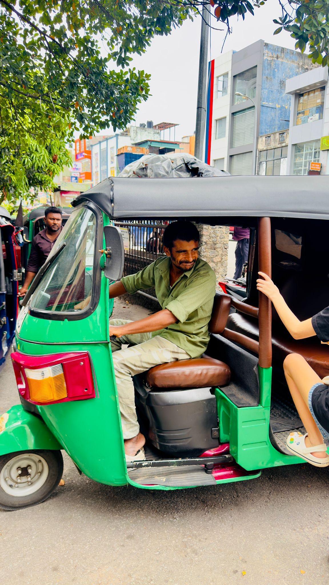 Colombo by Tuk Tuk – A Ride Through the City’s Hidden Gems 🛺✨