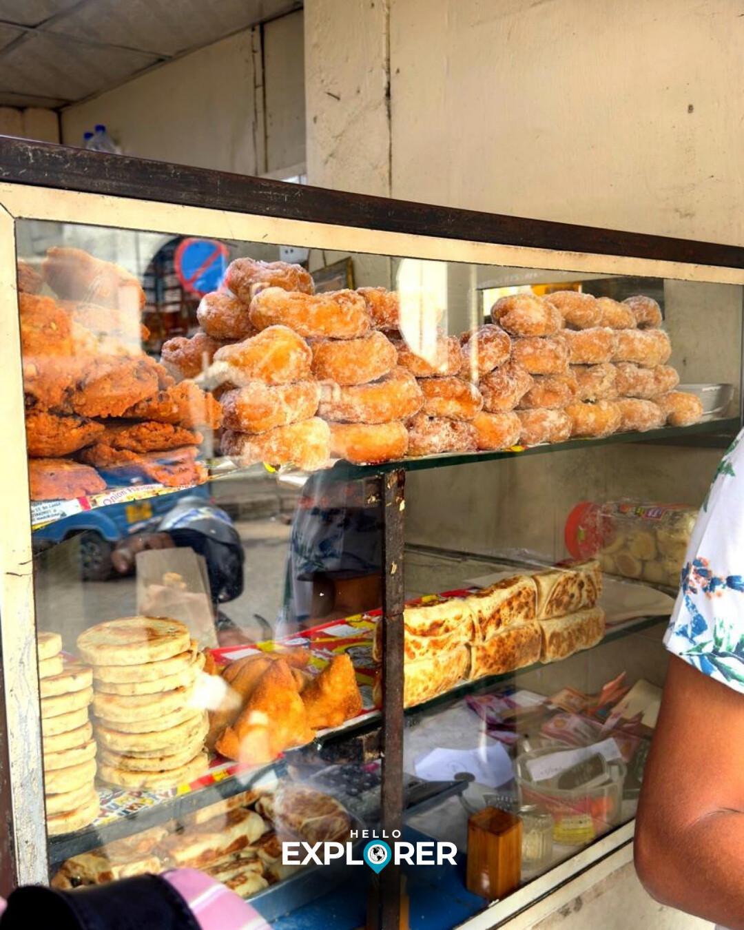 Colombo by Tuk Tuk – A Ride Through the City’s Hidden Gems 🛺✨ Colombo by Tuk Tuk – A Ride Through the City’s Hidden Gems 🛺✨