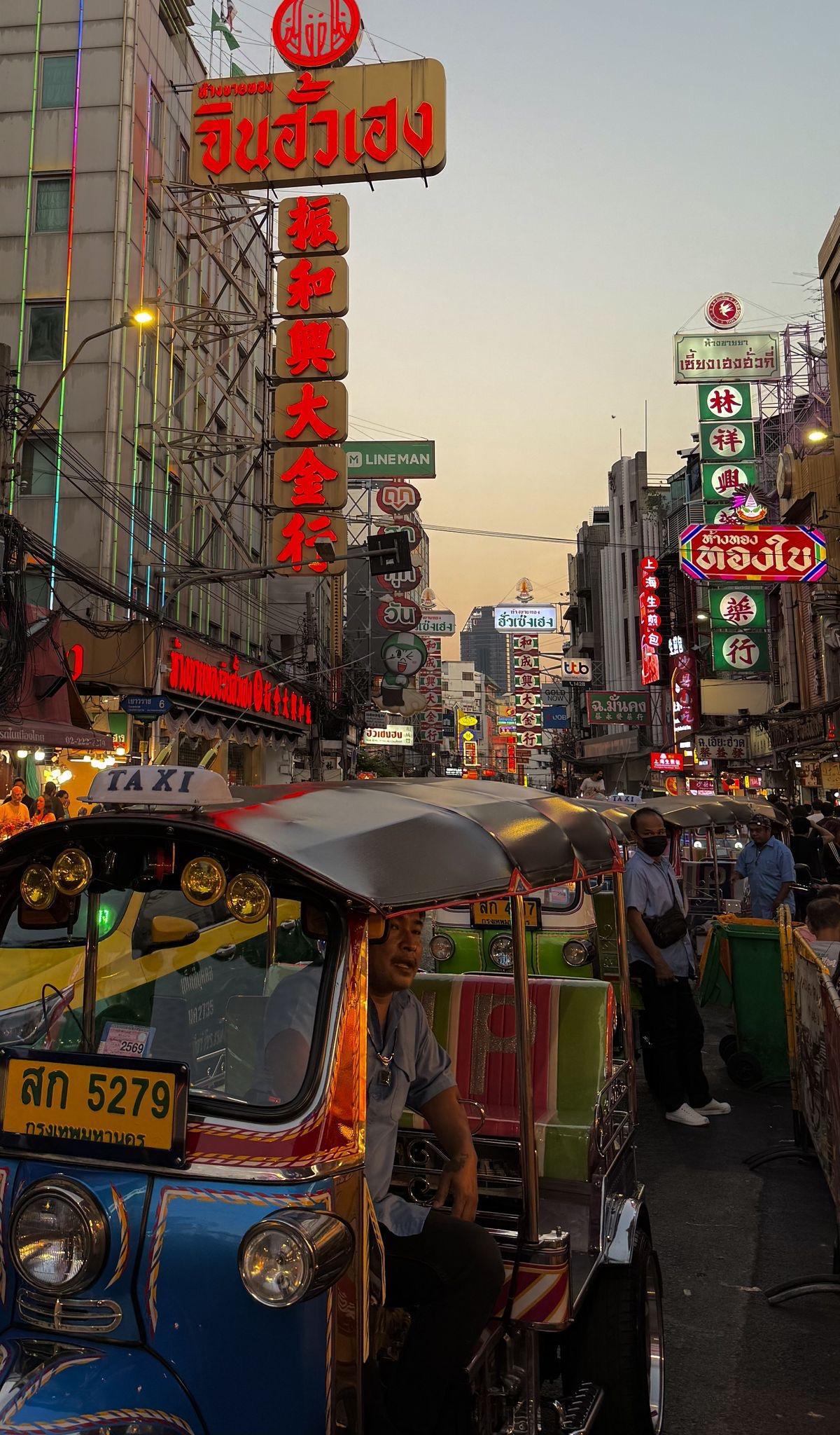 CHINATOWN (Yaowarat) CHINATOWN (Yaowarat)