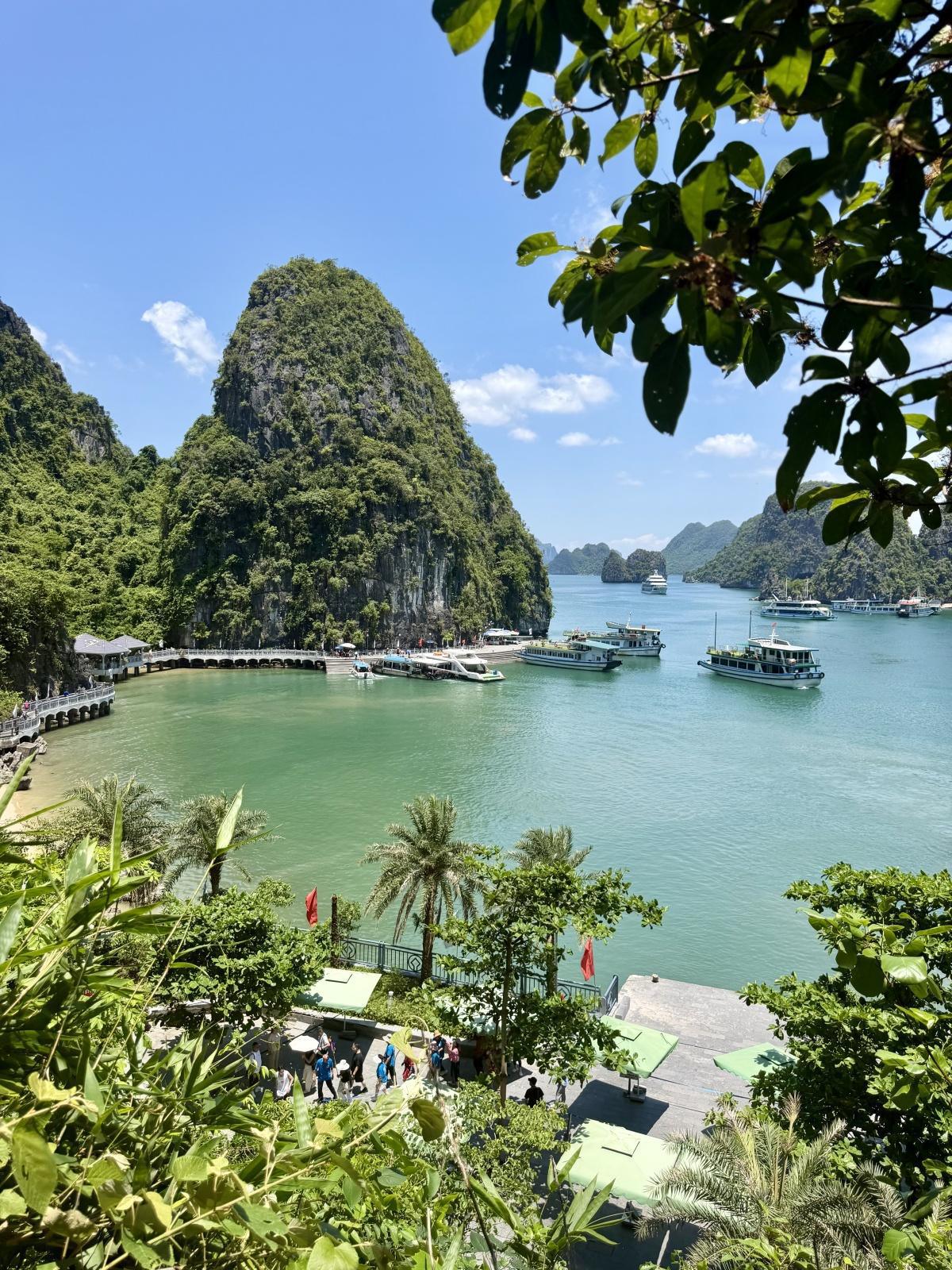 Exploring Ha Long Bay – Vietnam’s Natural Wonder 🇻🇳⛰️