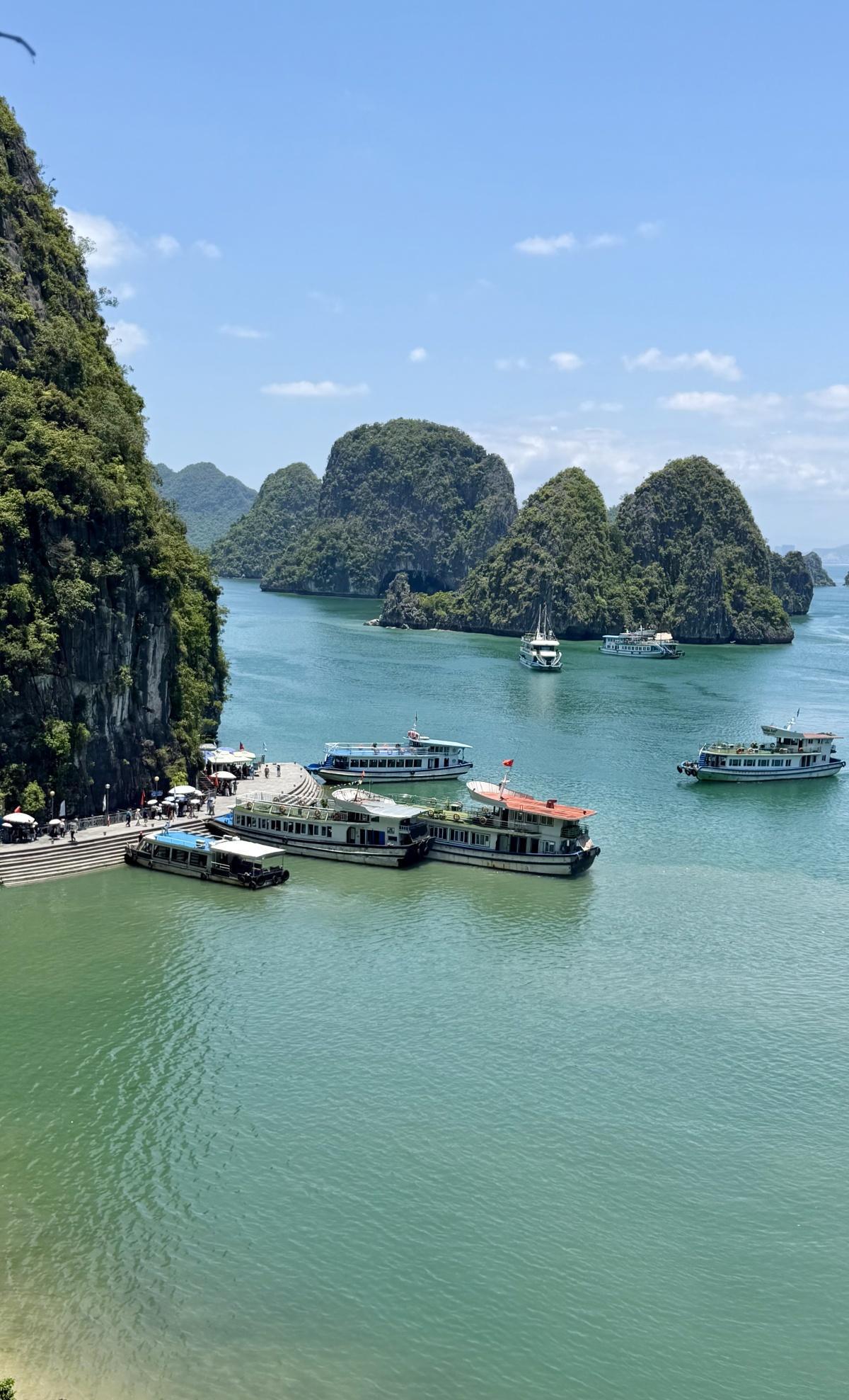 Exploring Ha Long Bay – Vietnam’s Natural Wonder 🇻🇳⛰️ Exploring Ha Long Bay – Vietnam’s Natural Wonder 🇻🇳⛰️
