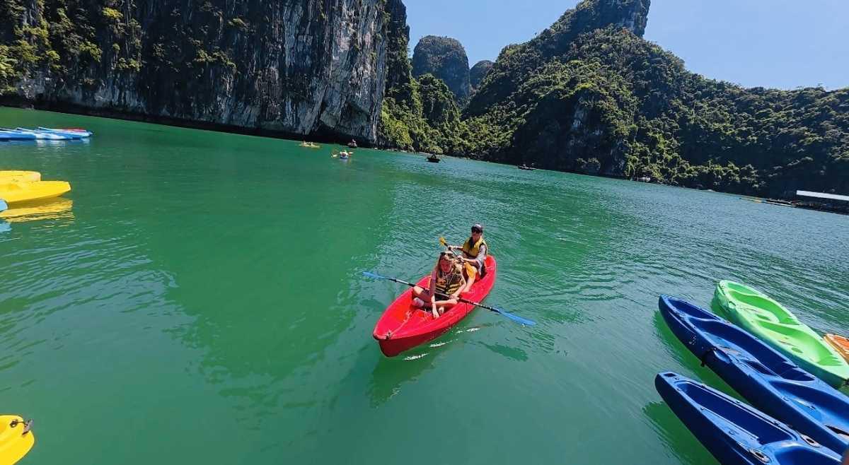Exploring Ha Long Bay – Vietnam’s Natural Wonder 🇻🇳⛰️