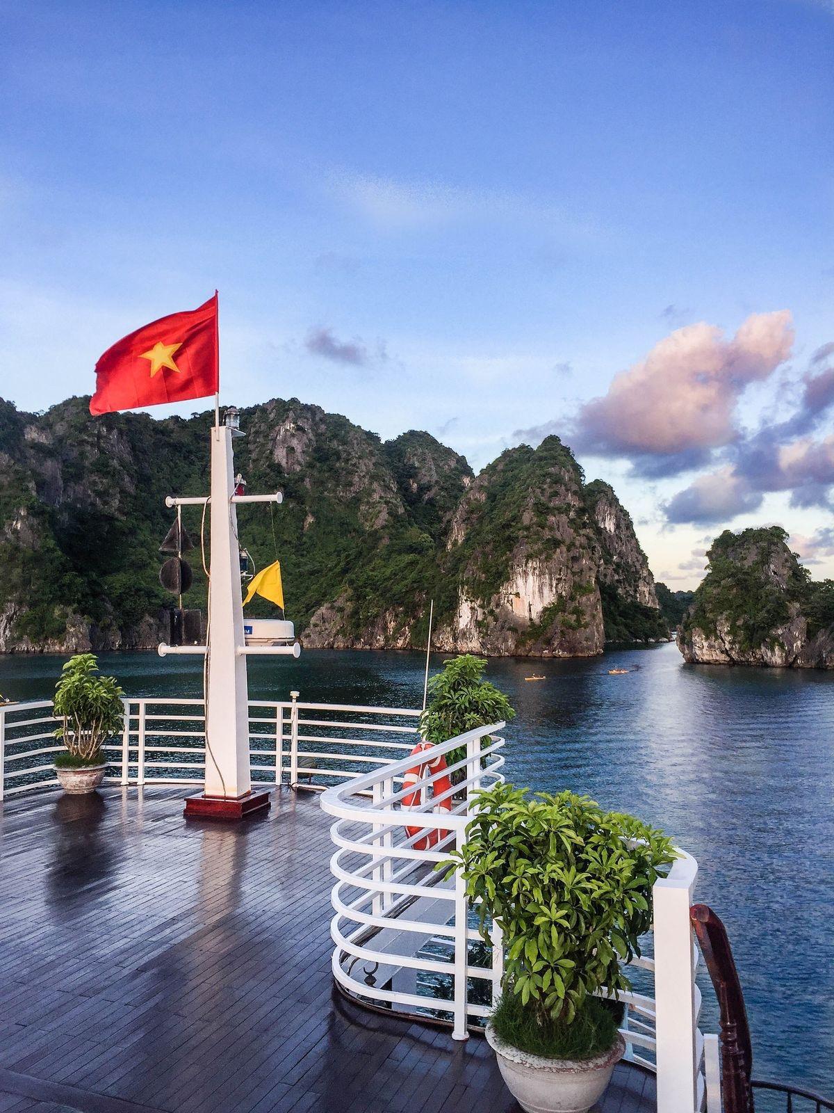 Exploring Ha Long Bay – Vietnam’s Natural Wonder 🇻🇳⛰️ Exploring Ha Long Bay – Vietnam’s Natural Wonder 🇻🇳⛰️