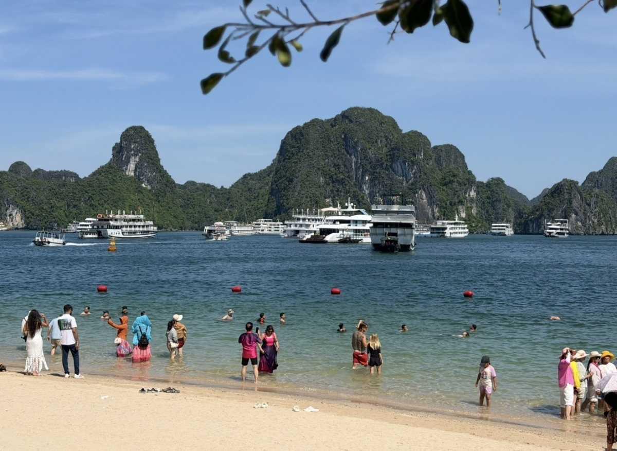 Exploring Ha Long Bay – Vietnam’s Natural Wonder 🇻🇳⛰️