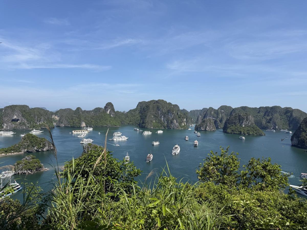 Exploring Ha Long Bay – Vietnam’s Natural Wonder 🇻🇳⛰️ Exploring Ha Long Bay – Vietnam’s Natural Wonder 🇻🇳⛰️