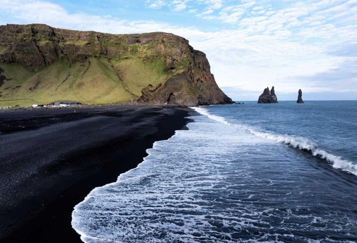 REYNISFJARA BLACK SAND BEACH REYNISFJARA BLACK SAND BEACH