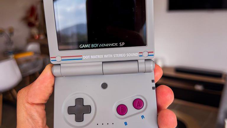 Charnière de GBA SP qui craque ou devient lâche : que vérifier ? Charnière de GBA SP qui craque ou devient lâche : que vérifier ?