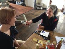 Sylvie Cler, son sourire et son micro baladeur traquent les recettes de terroir et les petits produits de pays...