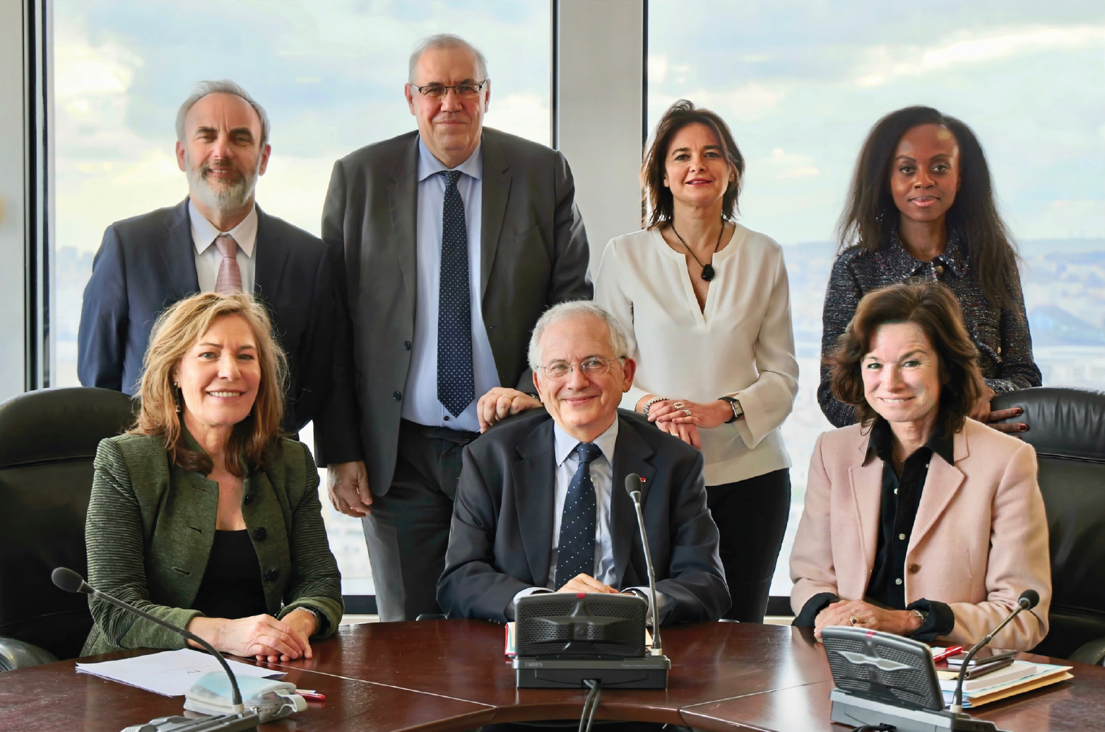 Depuis le 26 janvier 2017, date de renouvellement du Collège, le CSA est composé de Jean-François Mary, Nicolas Curien, Nathalie Sonnac, Carole Bienaimé-Besse (debouts de gauche à droite) et de Mémona Hintermann-Afféjee, Olivier Schrameck (président), Sylvie Pierre-Brossolett (assis de gauche à droite) © CSA