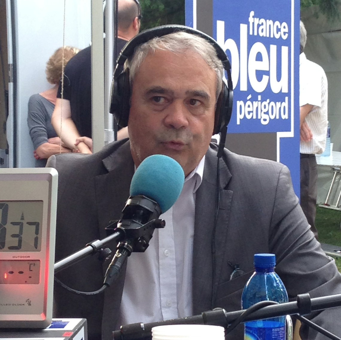 Homme de terrain, Claude Esclatine appréciait se déplacer dans les locales comme ici à Périgueux durant l'été 2014 au micro de France Bleu Périgord © La Lettre Pro