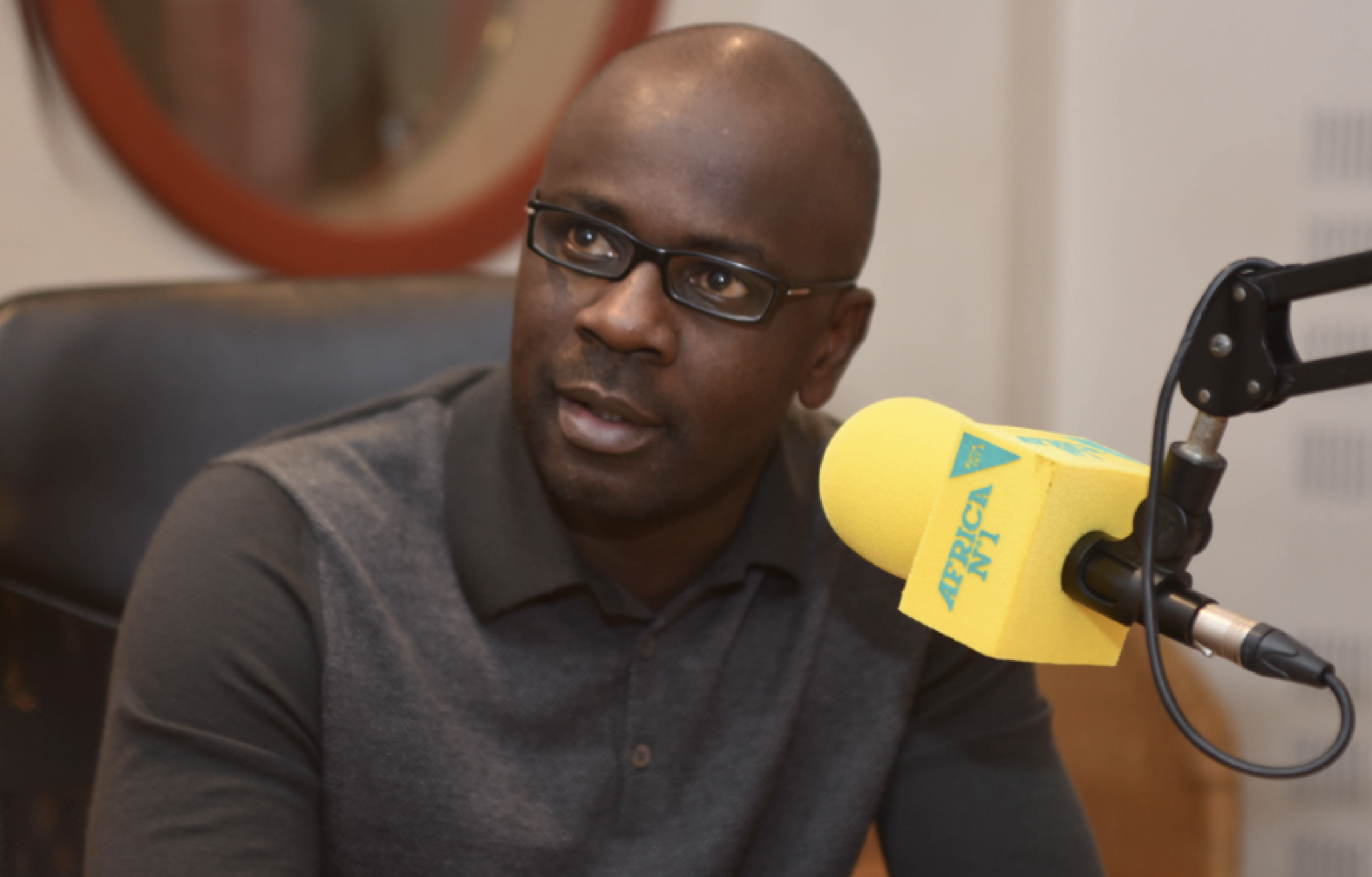 Lilian Thuram lors des enregistrements des messages pour Africa N°1