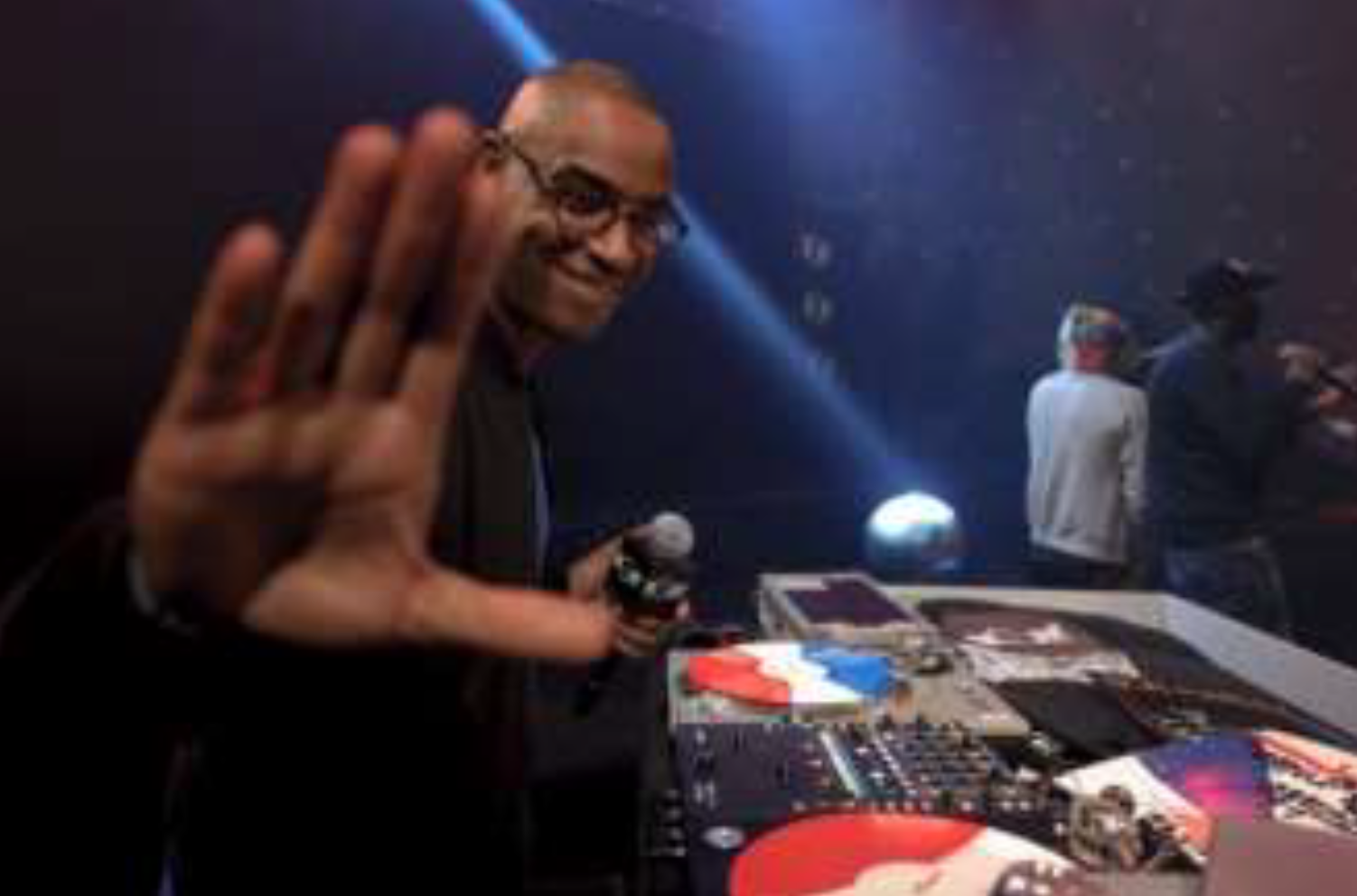 DJ First Mike est aux commandes du "First Mike Radio Show" sur Mouv' © MarOne