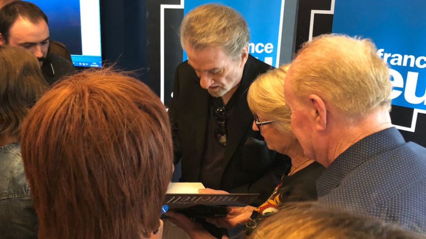 Séance de dédicaces aux côtés d'Eddy Mitchell © Radio France