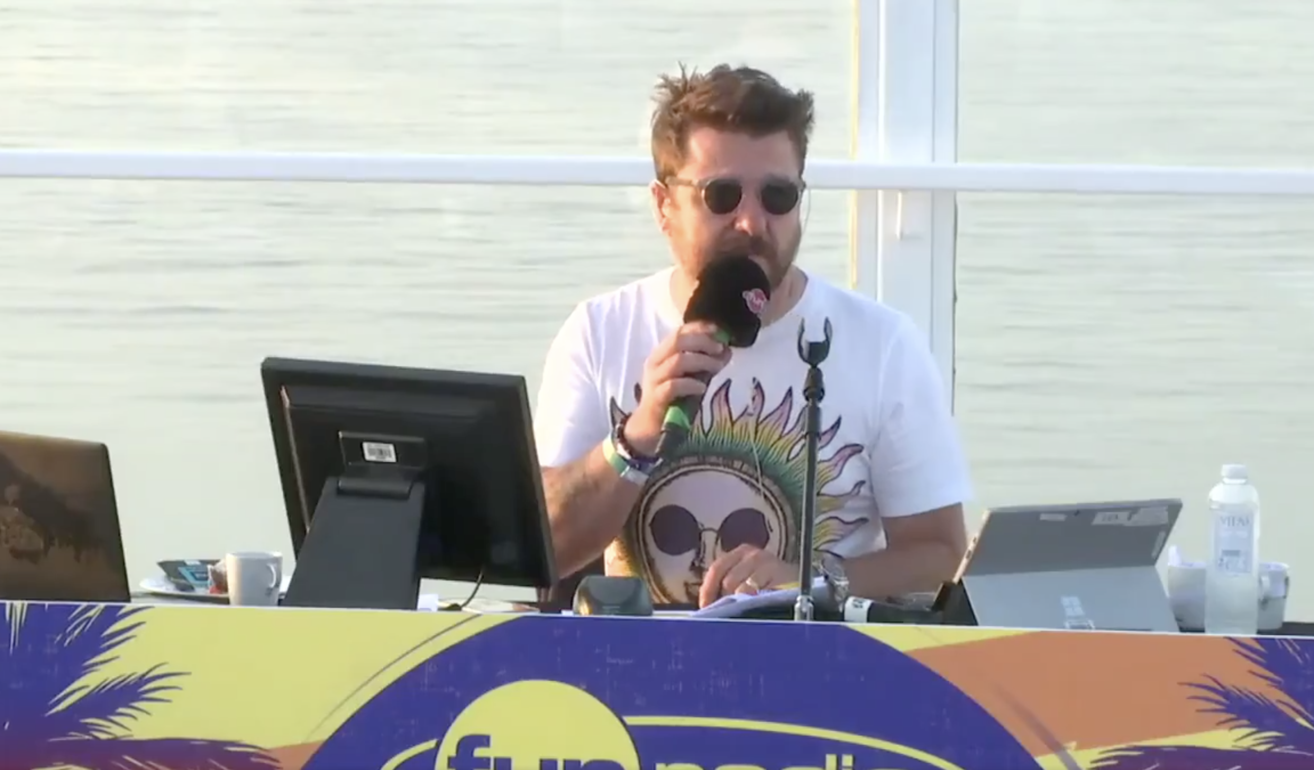 Ce matin, Bruno Guillon a présenté, sous le soleil, sa matinale "Bruno Dans La Radio" depuis Ibiza.