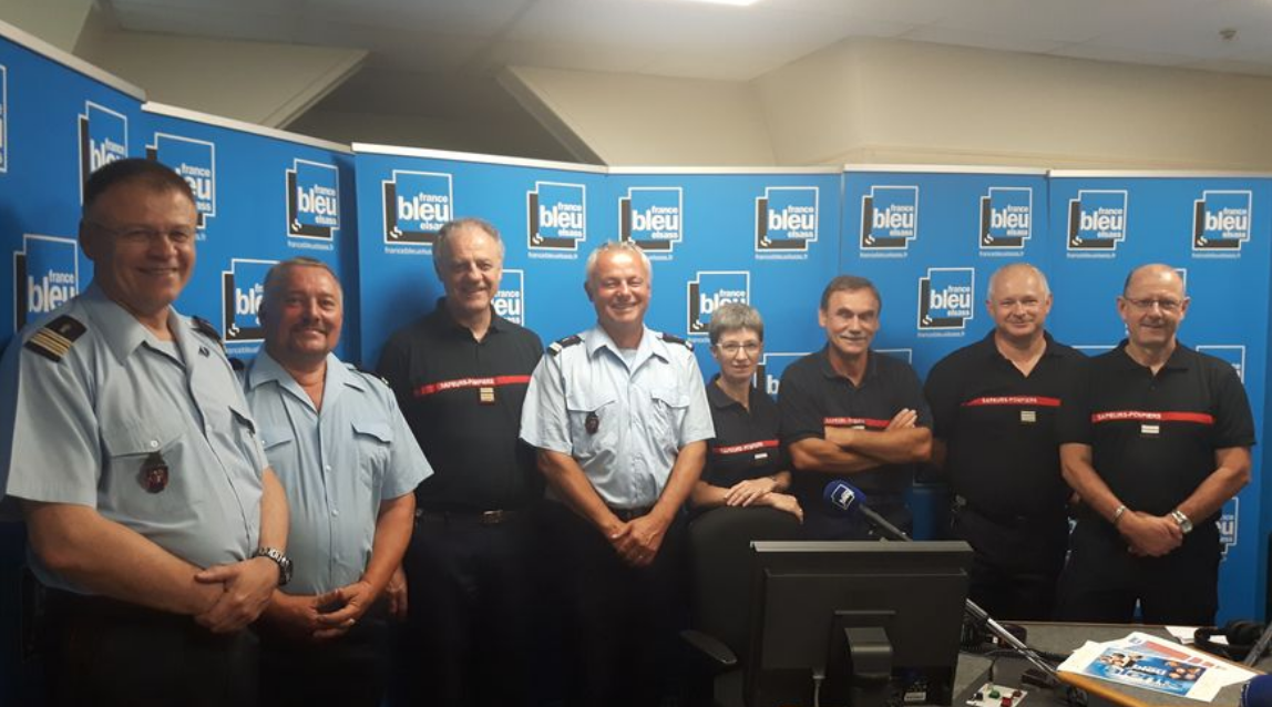 Les pompiers du SDIS du Bas-Rhin dans les studios de France Bleu Elsass © Radio France - Félicien Muffler