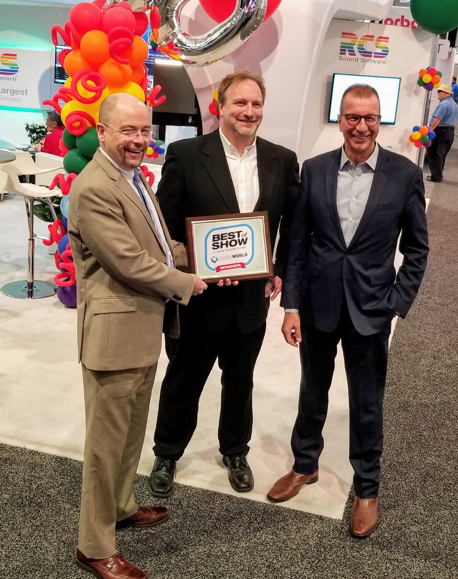 Le prix Future Best of Show décerné le directeur général de Radio World, Paul McLane. Chip Jellison et le président-directeur général de RCS, Philippe Generali.