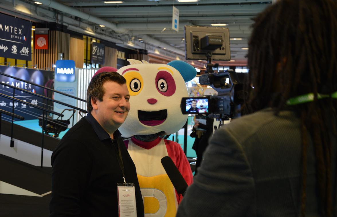 Laurent Brochet et Pitchoun, la mascotte du groupe média. © D.R.