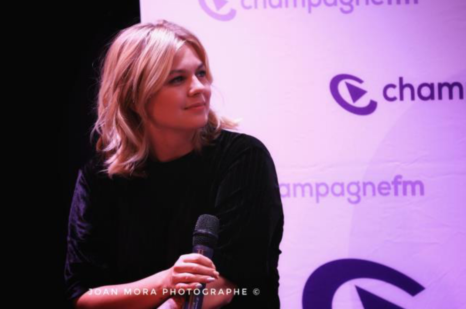 Louane émue de retrouver son public avec Champagne FM