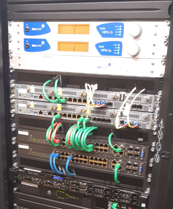 Codec MPX-2c 2 canaux monté en rack sur le site du client. © Broadcast Partners.