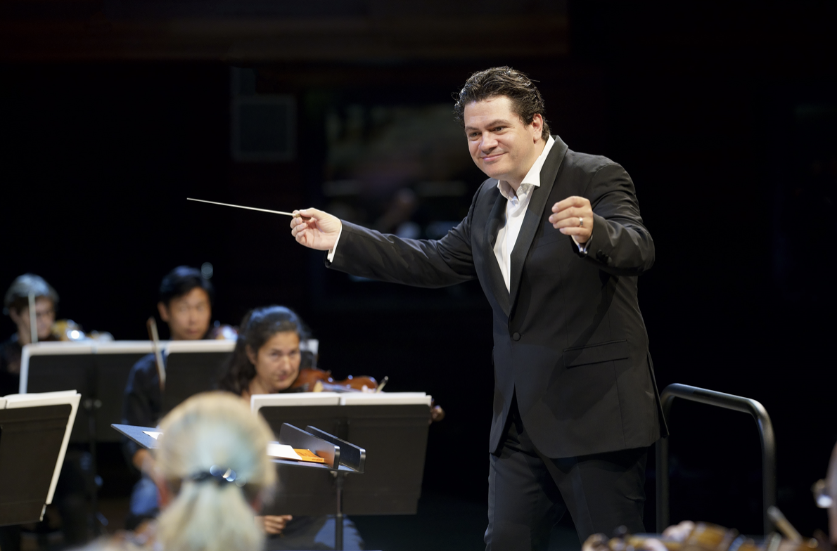 L’Orchestre National de France et son directeur musical Cristian Măcelaru © Christophe Abramowitz - Radio France