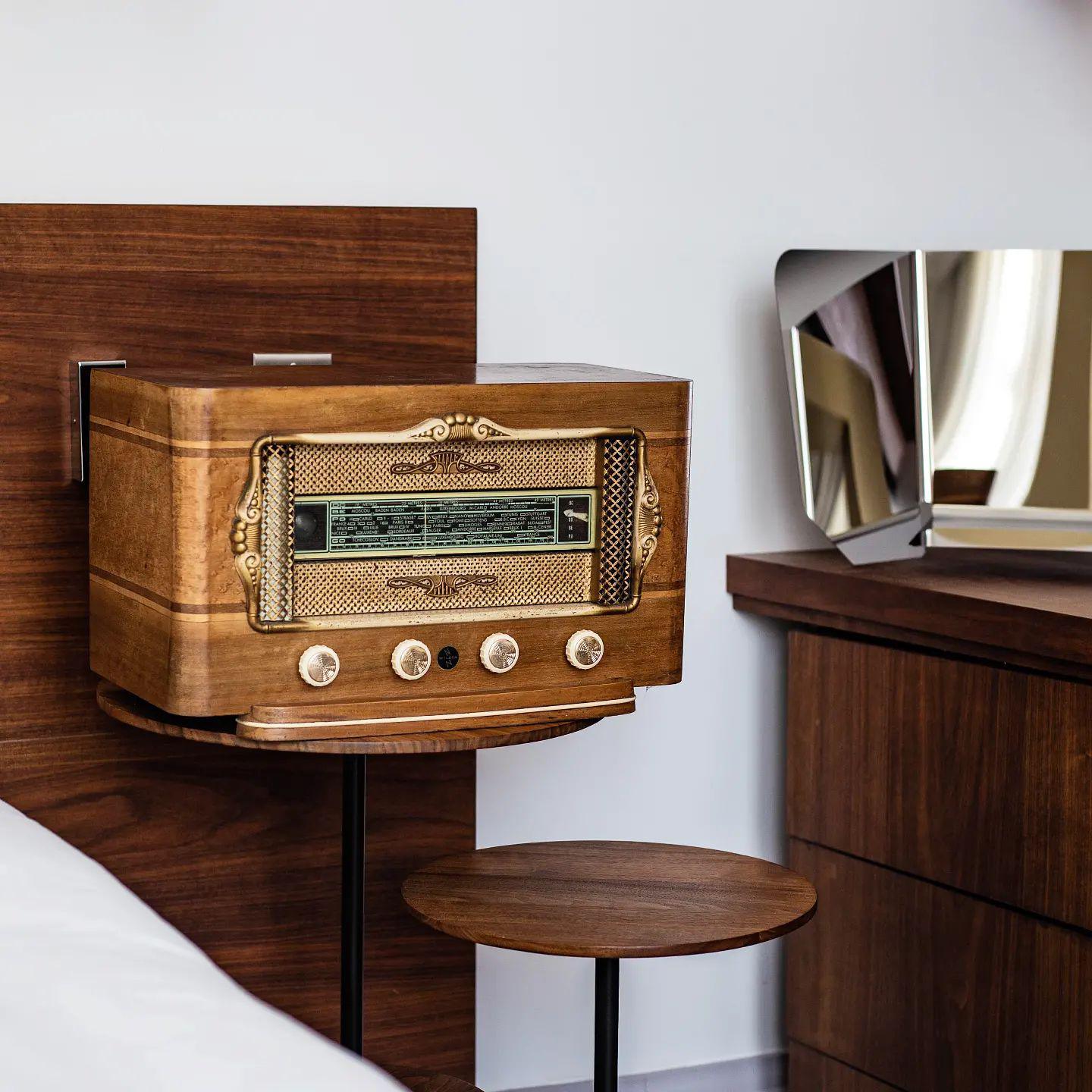 Ces récepteurs nous évoquent une époque où le poste de radio trônait au centre du foyer, émettait des informations cruciales, émissions culturelles et familiales autour desquelles toute la famille aimait se réunir