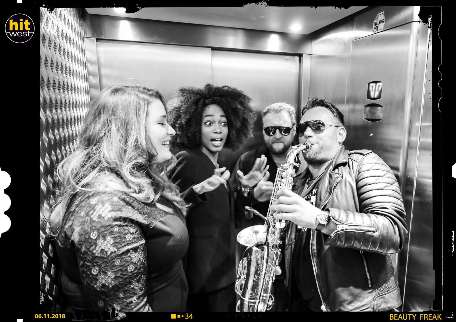 Hit West : les coulisses des concerts de la radio dans une exposition