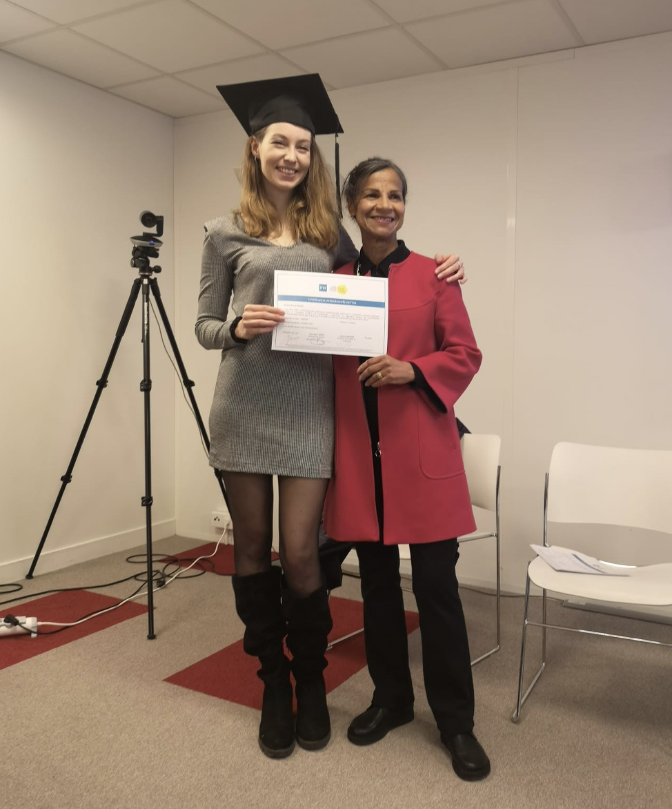 Kheira Berger, responsable de la formation, accompagnée de Caroline, major de promotion