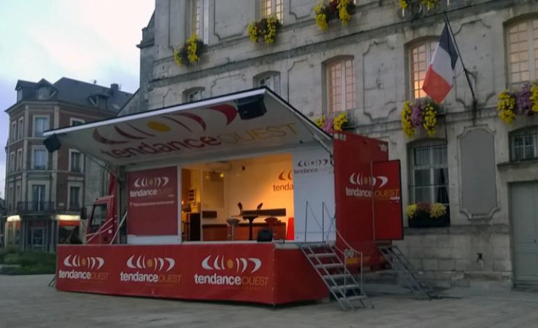 Ce matin, au lever du jour, le camion rouge de Tendance Ouest s'est installé sur la place Gustave Héon de Bernay dans l'Eure