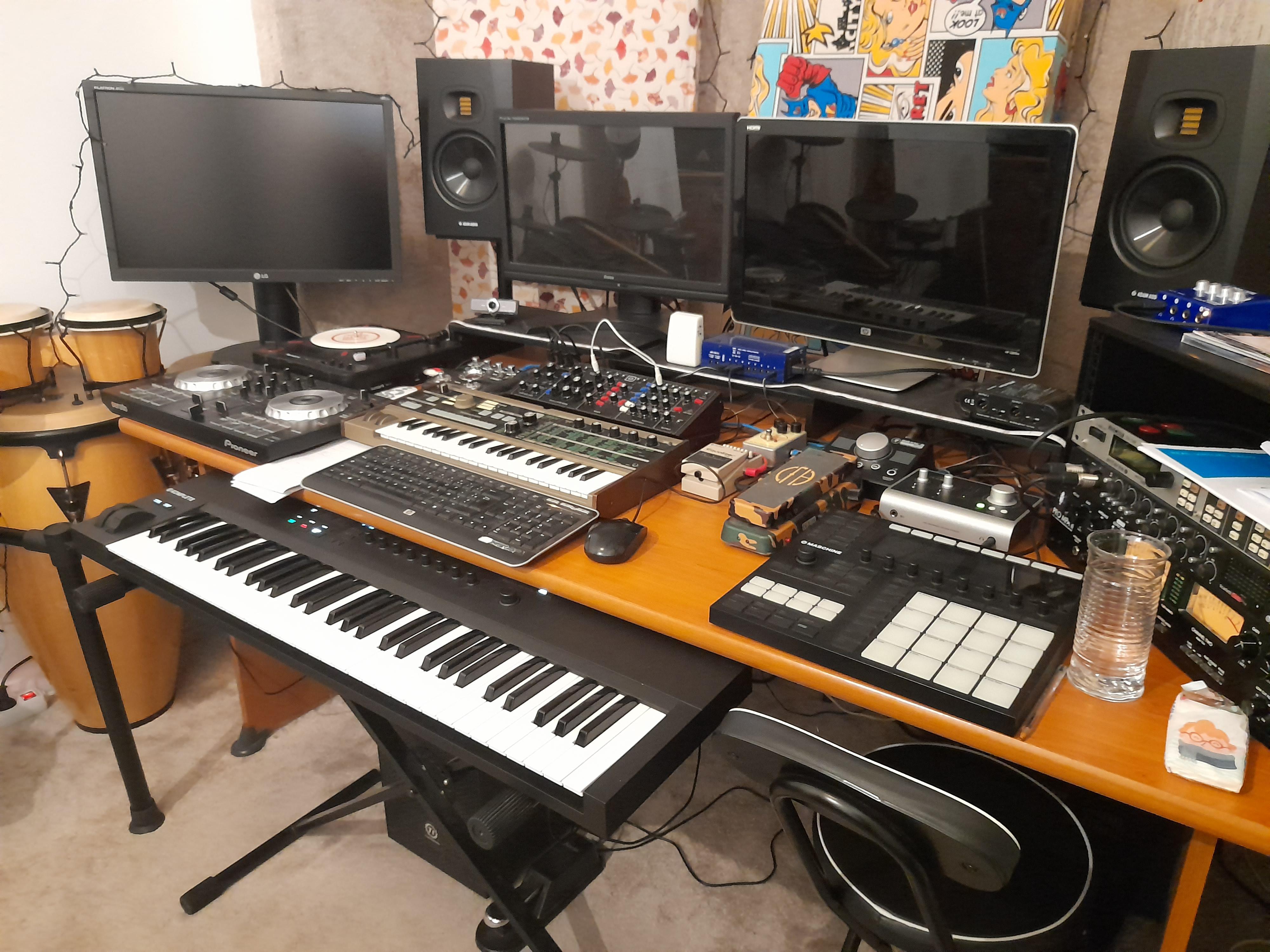 Le studio de composition de DMP Studio. @ DMP Studio.