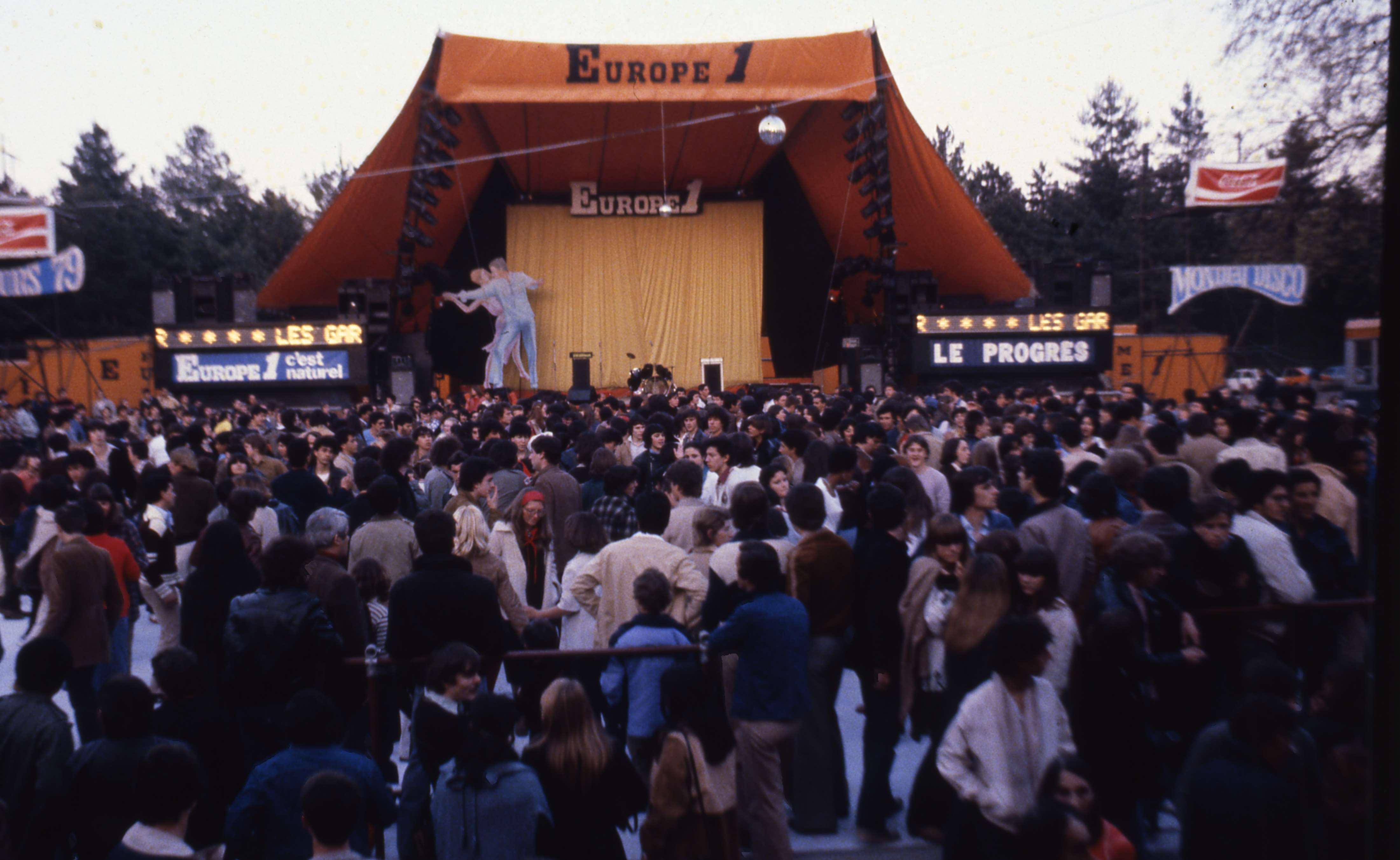 Jusque dans les années 80, les Podiums Europe 1 créaient véritablement l'événement dans les villes-étapes © DR