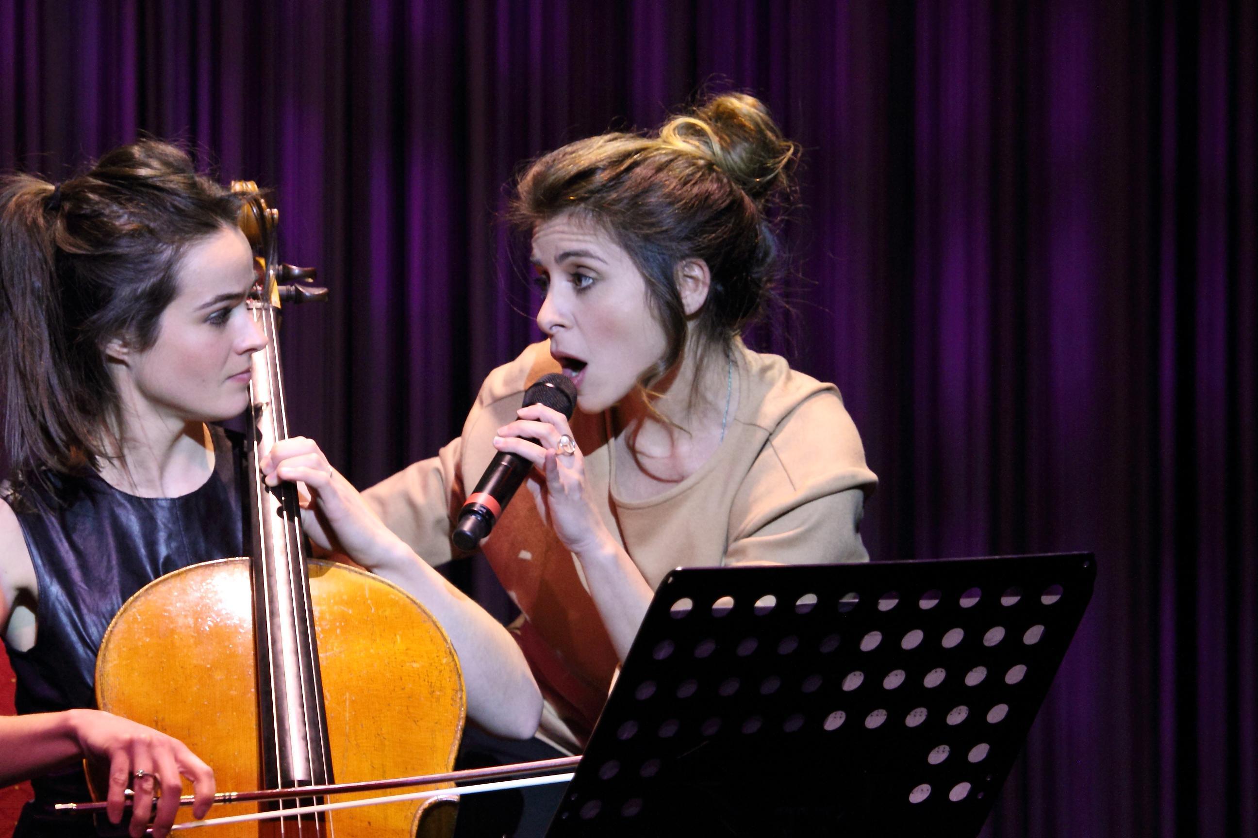 Julie Zenatti, après une après-midi à la radio avec 20 auditeurs privilégiés, a chanté devant 500 personnes dans un music-hall privatisé pour l'occasion.