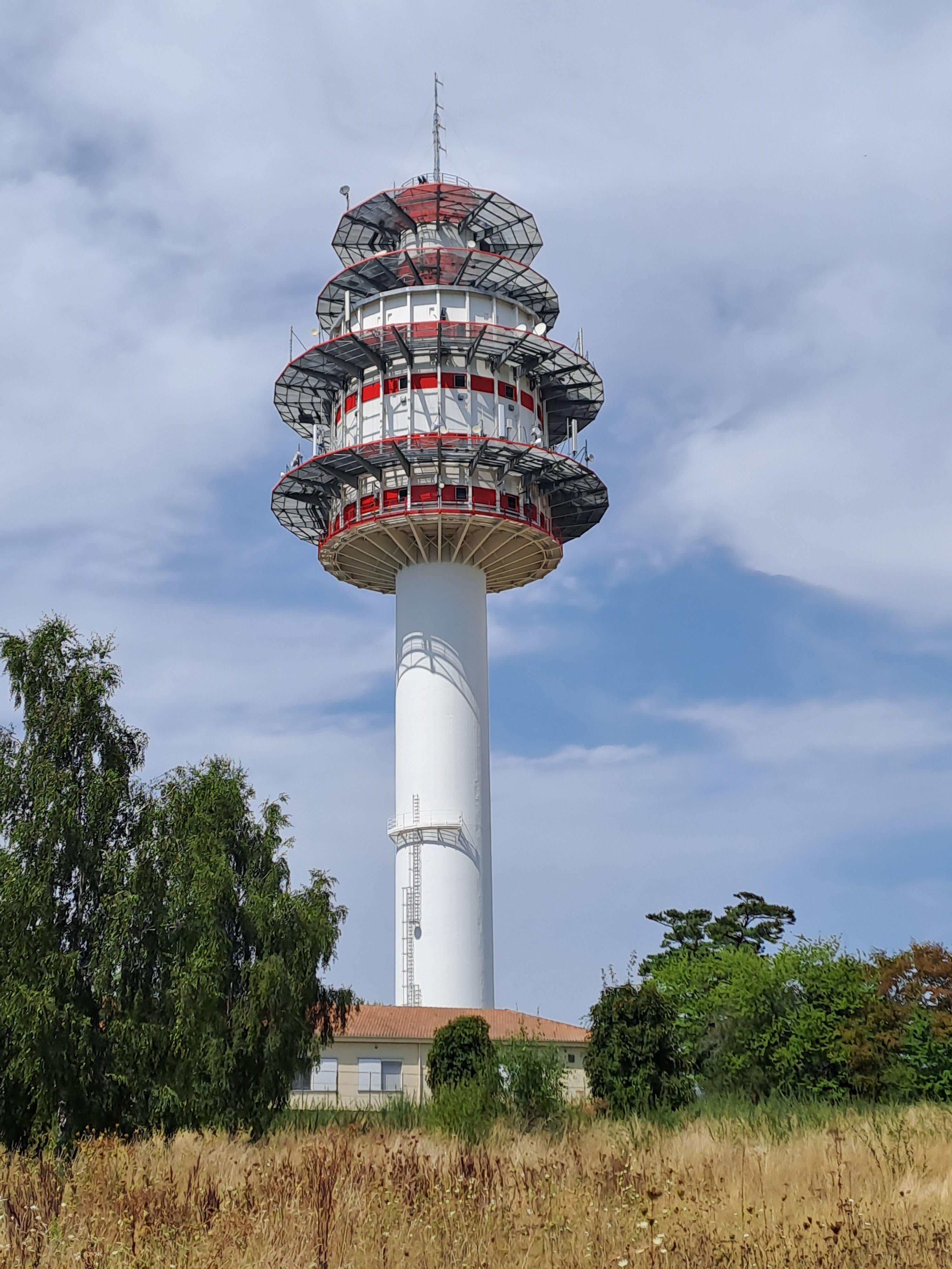 La célèbre tour hertzienne du Vigen au sud de Limoges, capitale régionale du Limousin