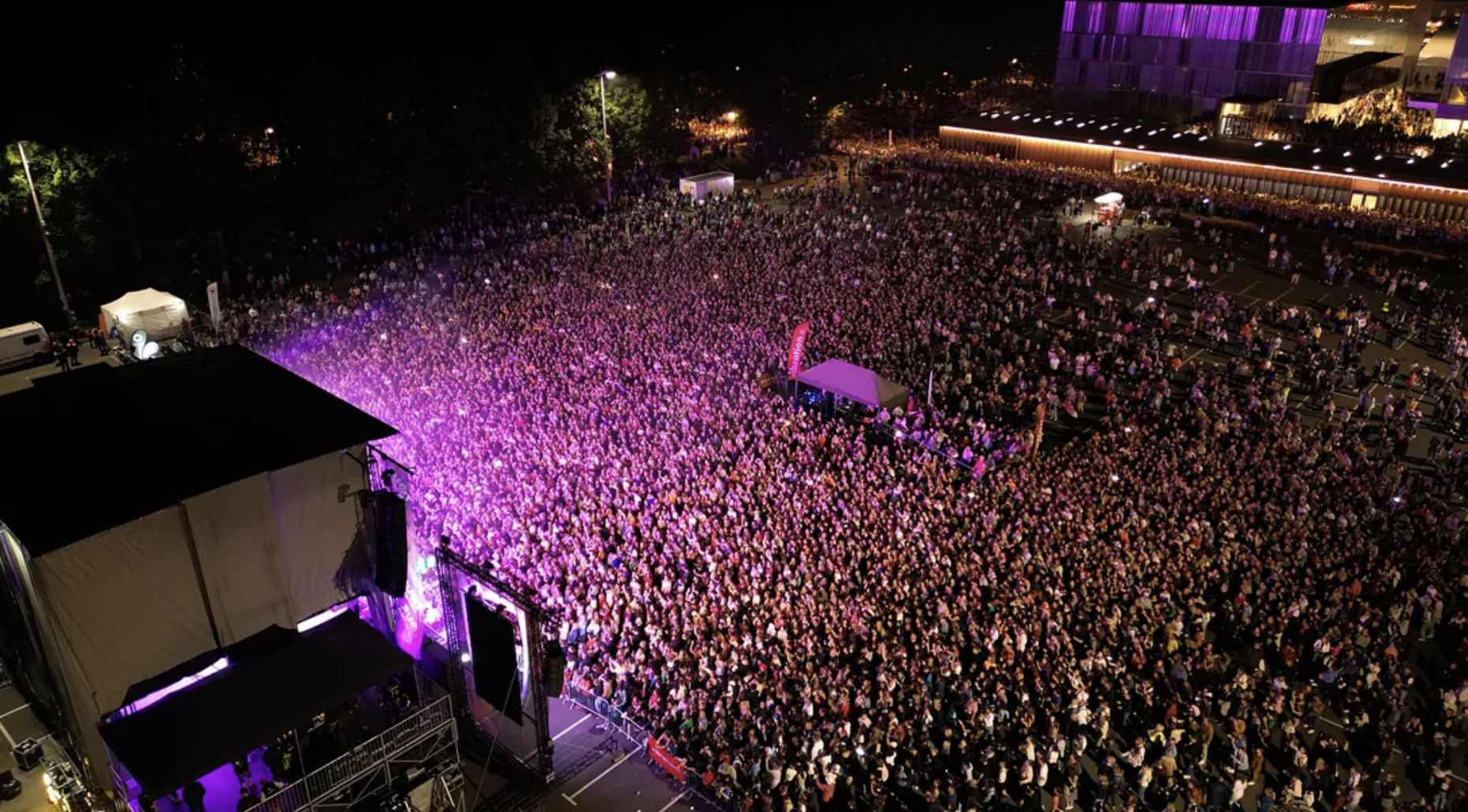 Le Tour Vibration sur le parking des Quinconces au Mans avec 40 000 spectateurs © Vibration