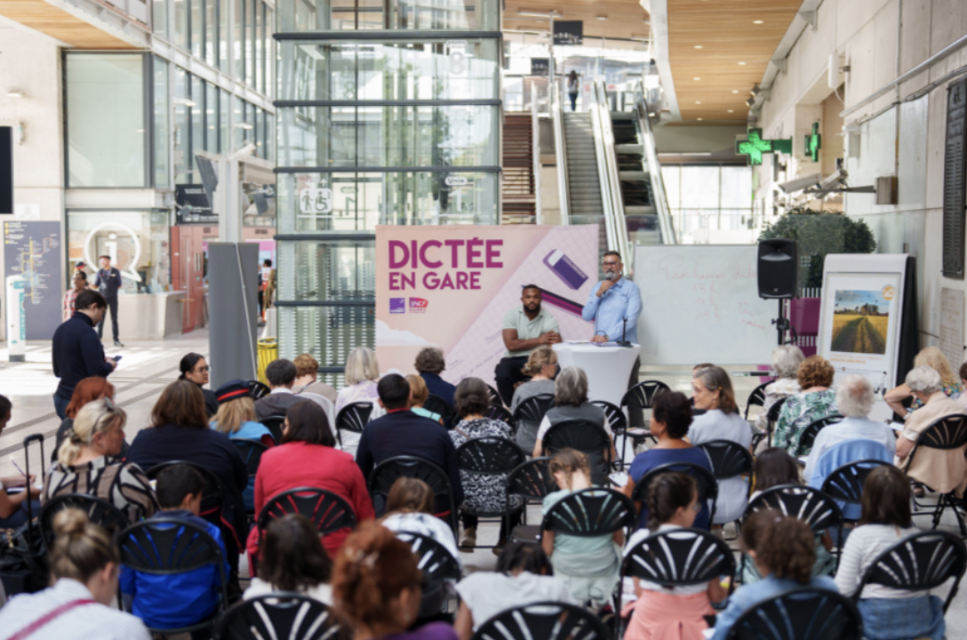 Ce mercredi, l'opération "Dictée en gare" est réalisée avec le soutien logistique de la ville de Rouen © Mathieu Delmestre - SNCF Gares & Connexions