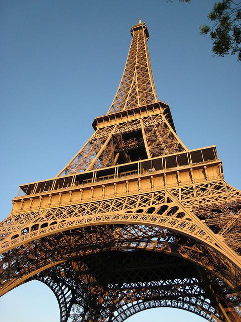 Du haut de cette tour, plus de 11 millions d'auditeurs vous écoutent. C'est le meilleur site d'émission de tout Paris.  © Narno / Flickr [CC BY-SA 2.0]