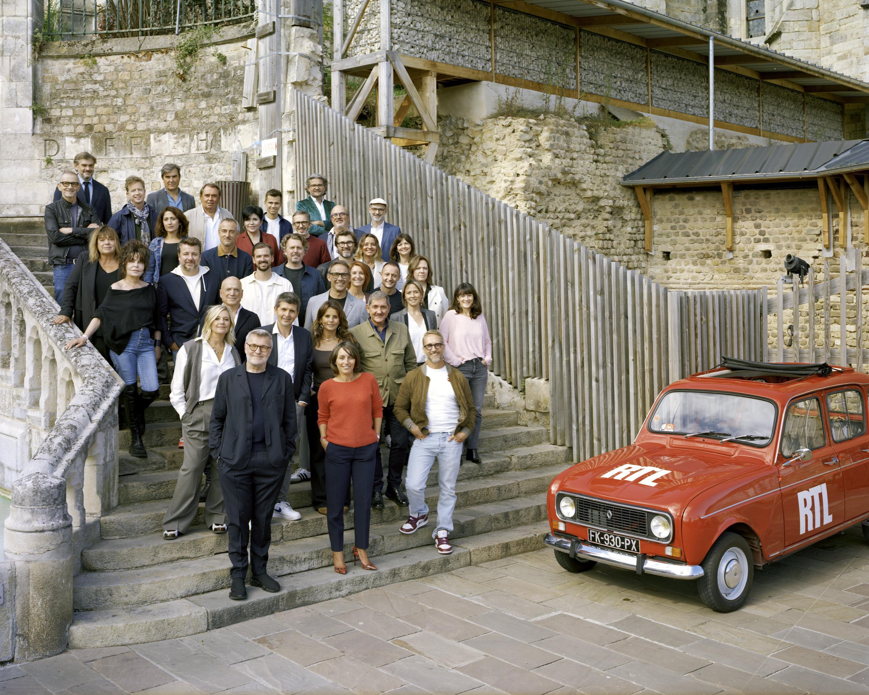 La photo de rentrée de RTL a été réalisée par Raymond Depardon © Magnum Photos. Les photos des coulisses sont signées Nicolas Gouhier © RTL