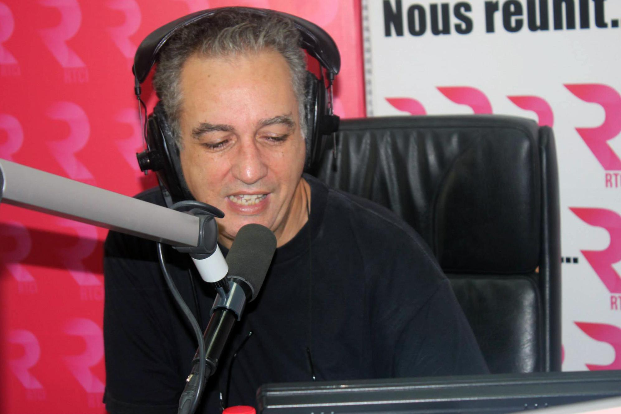 Karim Benamor est animateur et journaliste à Tunis. Il a 51 ans