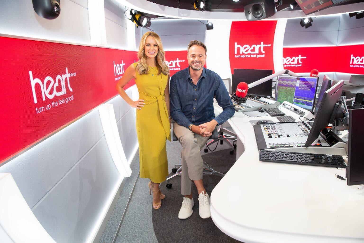 Jamie Theakston et Amanda Holden dans le studio de Heart Breakfast, l'émission matinale commerciale la plus écoutée du Royaume-Uni avec 4,2 millions d'auditeurs.