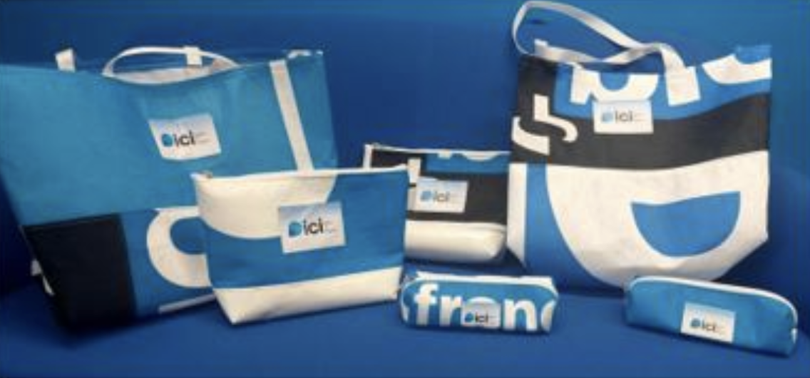 Les premiers produits estampillés "Ici" proposés aux auditeurs du réseau local de Radio France : cabas, tote bag, pochette, trousse...