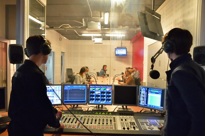 Les étudiants du Studec ici dans le studio Michel Drucker