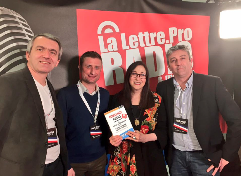 Valerie Geller entouré d'une partie de l'équipe de La Lettre Pro de la Radio aux Radiodays Europe