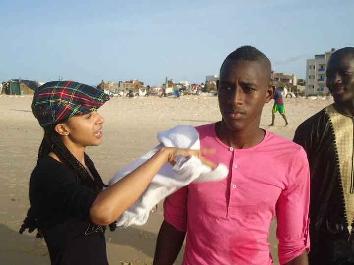 La femme de Waly Seck et son petit frère ALUNE en plein discussion pour les réconcilier juste à la plage de BECAO