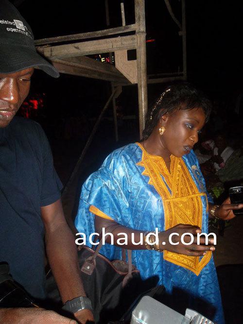 Voici l'animatrice de Sénégal FM de Bécaye Mbaye Soda Bousso,celle qui ne manquait pas de couler ses larmes sur scènes quand Thione Seck chantait ses louanges l'hors d'un concert à Paris,elle avait fait aussi son Djébeulou sur Viviane Chidid quand ce