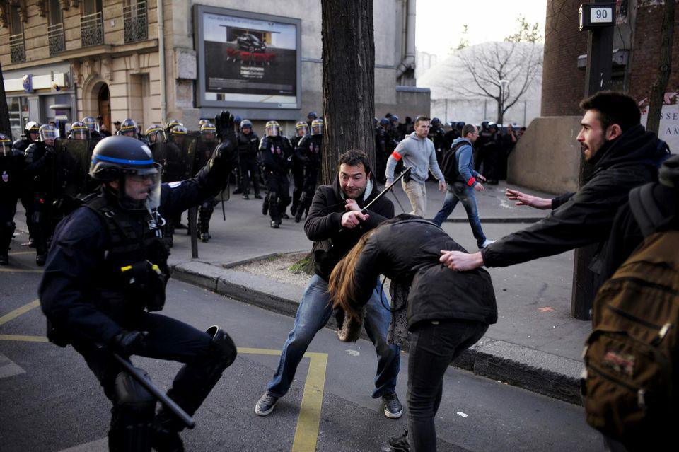 Des affrontements ont éclaté à Paris entre des policiers et des lycéens qui exigent justice pour Théo, un jeune homme noir qui aurait été violé à la matraque par un agent de police.
