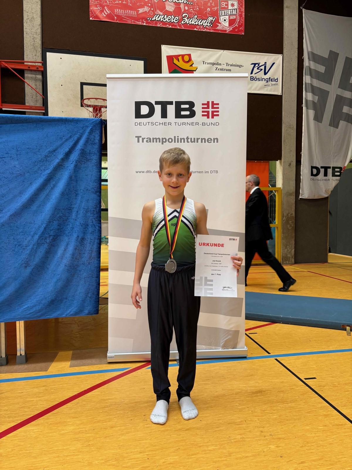 Joel Krenik springt weiter die Trampolin-Leiter herauf