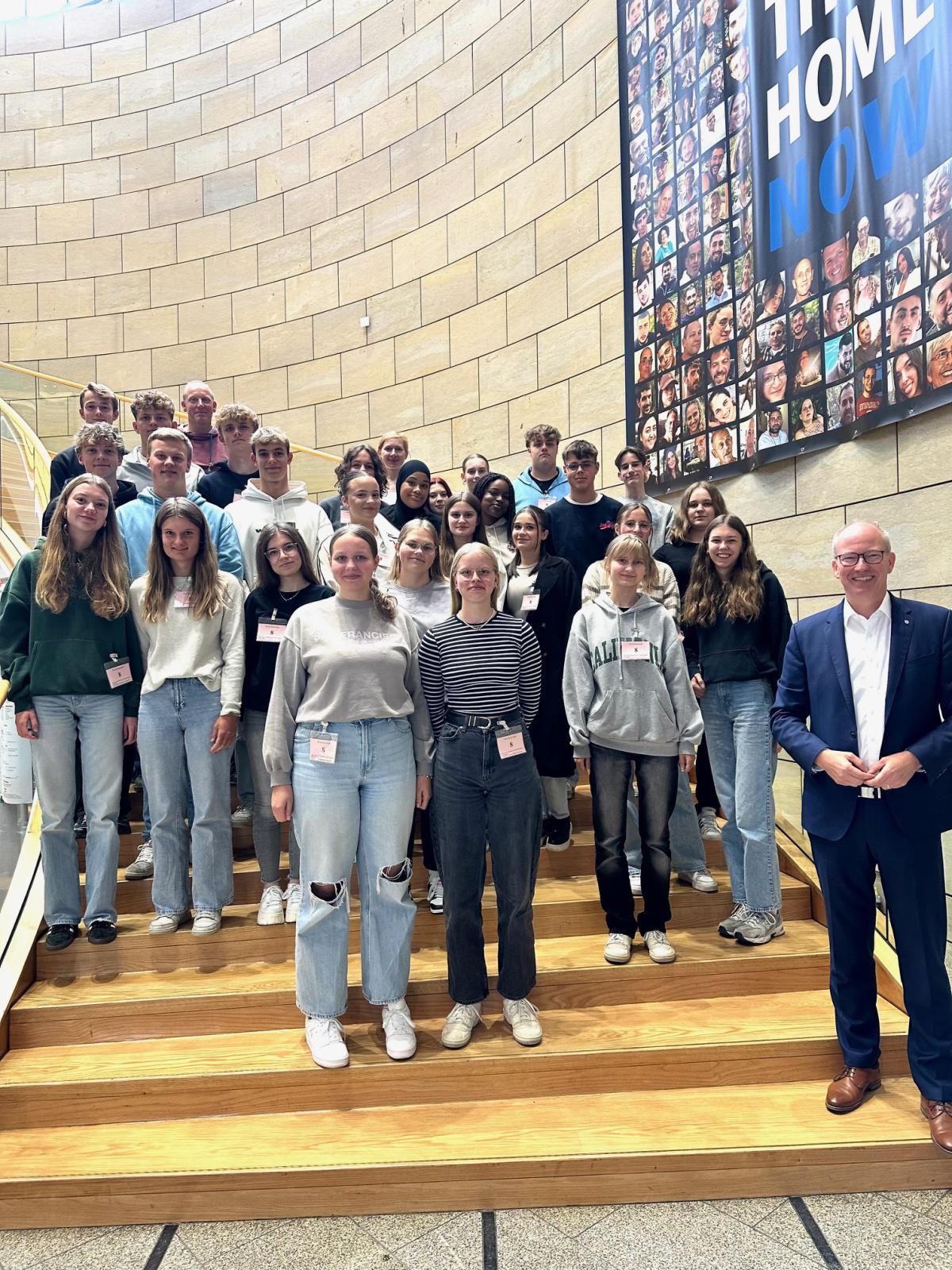 Sowi-Kurse der Gesamtschule besichtigen den Landtag