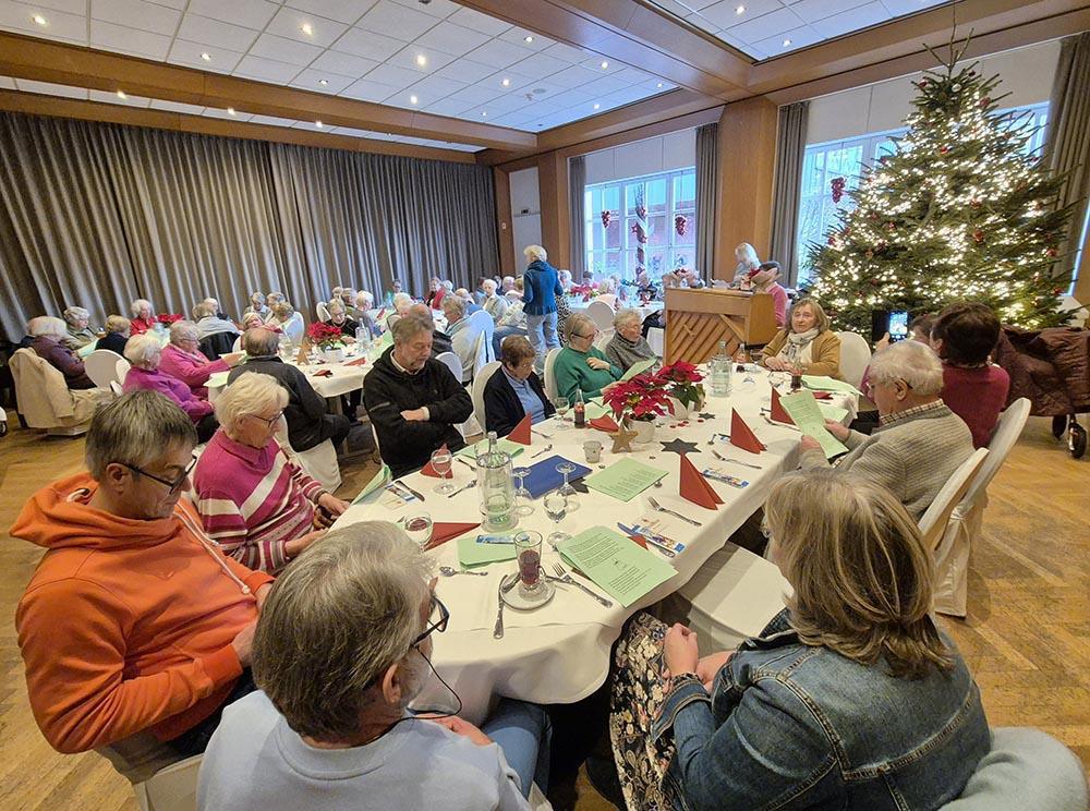 50 Gäste beim vorweihnachtlichen Seniorenmittagstisch im Bürgerhaus